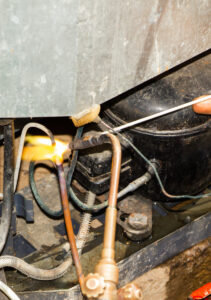 Buscando por Conserto de Adega Climatizada em Porto Velho? servico-conserto-geladeira (2)