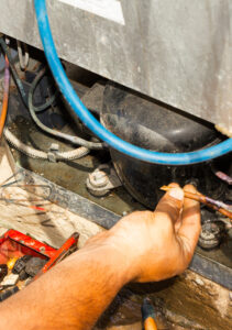 Buscando por Conserto de Adega Climatizada em Porto Velho? servico-conserto-geladeira (4)